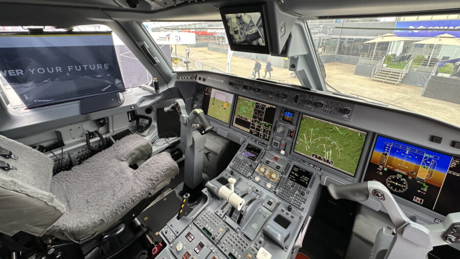 Helvetic Airways E195-E2